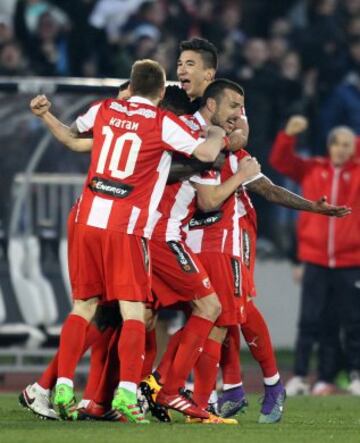 KOC03. Belgrade (Serbia), 27/02/2016.- Players of Red Star celebrate a score during the 150th derby match Partizan Belgrade against Red Star in Belgrade, Serbia, 27 February 2016. (Belgrado) EFE/EPA/KOCA SULEJMANOVIC