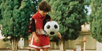 Los cinco "Balón de Oro" que tiene Messi como profesional, seguramente podrían compararse con el primer premio oficial que recibió el crack argentino a los 6 años. El rosarino jugaba la final de su categoría con Newell's, sin embargo, antes de salir al terreno de juego se quedó encerrado en un baño y por poco se pierde el partido. Logró escapar y terminar como figura del título, como premio le entregaron una bicicleta que en ese momento seguramente representaba lo mismo que un "Balón de Oro".  