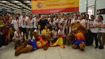 Las Guerreras, a su llegada a Barajas. 