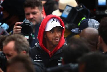 Hamilton moves to settle Verstappen dispute "to show respect"