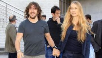 HONOR. Puyol, arriba con su pareja, devolverá la Copa del Mundo.