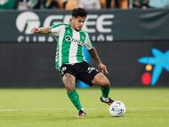 SEVILLA, 02/11/2025.- El delantero del Real Betis Cucho Hernández centra el balón durante el partido de la jornada 11 de LaLiga que Real Betis y RCD Mallorca disputan este domingo en el estadio de La Cartuja, en Sevilla. EFE/José Manuel Vidal