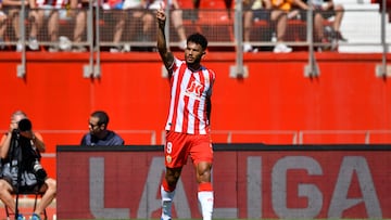 ALMERIA 01/10/2023.- El delantero colombiano de la U.D. Almería Luis Suárez celebra su gol al Granada C.F. durante el partido celebrado este domingo en Power Horse Stadium de Almería, correspondiente a la jornada 8 de LaLiga. EFE / Carlos Barba