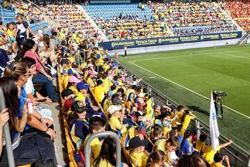 02/11/22 CADIZ CF ENTRENAMIENTO CON NIÑOS SEGUIDORES 