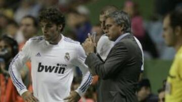 <b>REVULSIVOS. </b>Mourinho buscó la victoria ante el Levante y metió en el 61' a Pedro León y Benzema.