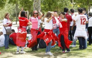 Mucha fiesta y alegría en las instalaciones de la Pradera de San Isidro donde se concentró la afición del Sevilla.