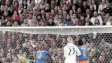 <b>ERROR DECISIVO. </b>Zidane falló el penalti que pitó Daudén a favor del Madrid. Sus molestias pudieron perjudicar a su golpeo.