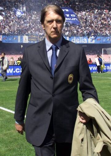 Cesare Maldini como entrenador del AC Milan en abril de 2001.