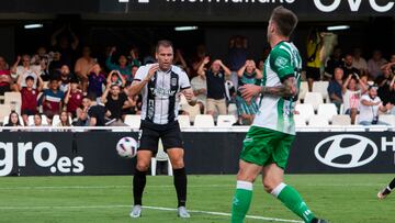 Ortuño, ante el Racing de Santander tras errar una clara ocasión de gol.