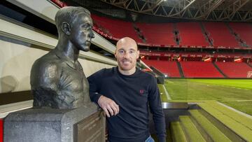 Gaizka Toquero, junto al busto de Pichichi en San Mam&eacute;s