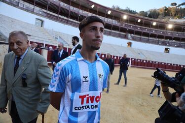 La camiseta es un homenaje al Málaga del mítico Juanito y está inspirada en la de la temporada 1988-89, en la que el de Fuengirola jugó.