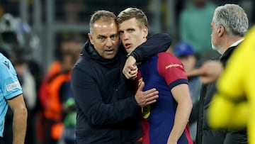 Flick, con Dani Olmo, al final del partido.