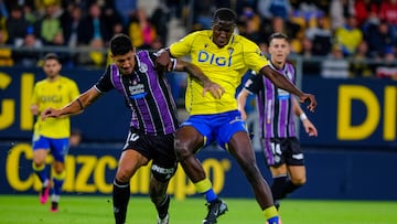 Moussa Diakité disputando una pelota con Marcos André en el duelo que medía al Cádiz y al Real Valladolid en el Nuevo Mirandilla en la jornada 13 de la Liga Hypermotion.