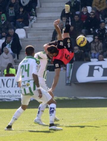 Ángel Trujillo intenta un remate ante Florin.