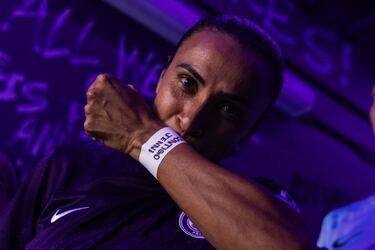 La mítica delantera brasileña, actualmente en las filas del Orlando Pride, besa su muñequera con el mensaje Contigo Jenni, en apoyo a la delantera española.