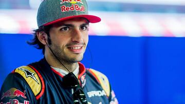 Carlos Sainz en el box de Toro Rosso.