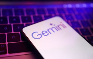 Smartphone con el logo de Gemini, la inteligencia artificial de Google.