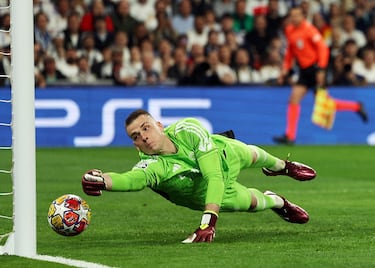 Andriy Lunin observa como entra el balón en la red durante el primer minuto del encuentro.