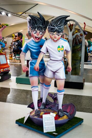 Los personajes de la serie de los 90 'Campeones', Oliver Atom y Mark Leenders pisotean el escudo del Valencia.