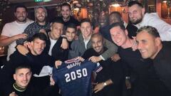 Los jugadores del PSG con Mbapp&eacute; y su regalo de cumplea&ntilde;os.