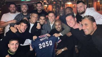 Los jugadores del PSG con Mbappé y su regalo de cumpleaños.