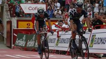 <b>COMO TOROS. </b>Los ciclistas del Movistar entran con el mejor tiempo en la Plaza de Toros de Pamplona ante el rugido de unos 10.000 aficionados.