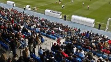 <b>ABARROTADO. </b>Los aficionados del Madrid, en su mayoría niños, llenaron el Alfredo Di Stéfano para ver el entrenamiento del equipo de Mourinho.