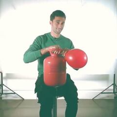 La felicitación de Xabi Alonso y Arbeloa con un globo de Helio