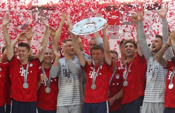 Con trofeo y cerveza en mano Bayern y James celebran el título