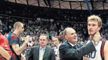 <b>CONSOLADOS. </b>Ivanovic, vencedor, trata de animar a Splitter.