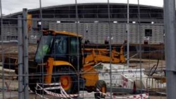 <b>EN CURSO. </b>Los operarios trabajan ayer en los aledaños y en el interior de La Peineta.