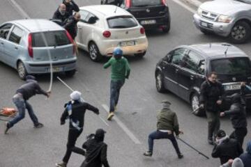 Un policía de paisano, que iba a presenciar el partido, sufrió una emboscada y recibió un disparo en el pecho. Tres personas más se encuentran heridas.