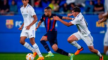 Moha trata de marcharse de Mario Martín en el Barcelona Atlétic-Castilla de ida de semifinales del playoff de ascenso de Primera Federación a Segunda División.