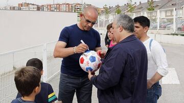 Paco, firmando aut&oacute;grafos en la Ciudad Deportiva del Rayo Vallecano.