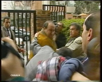 Aunque no fue en un terreno de juego, el puñetazo más famoso entre presidentes fue de Jesús Gil a Caneda, en la puerta de la FEF