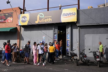 Gente hace cola para entrar en una tienda, la mañana después de que Estados Unidos atacase a Venezuela.