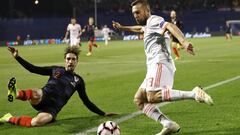 Alba disputa un bal&oacute;n en un partido con Espa&ntilde;a.