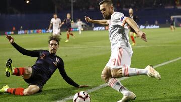 Alba disputa un bal&oacute;n en un partido con Espa&ntilde;a.