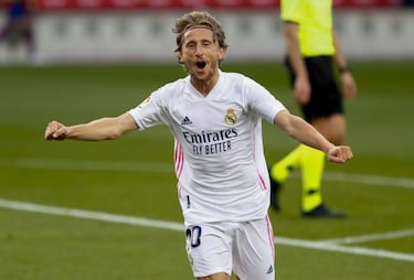 El jugador que rompió la lucha bipolar entre Cristiano y Messi en la historia del Balón de Oro, se quedó fuera de manera sorprendente. El menudo talentoso croata, que no parece correr sobre el césped, sino que parece flotar, es una de las ausencias más sensibles con respecto al fútbol actual. Modric, que ha sido una pieza clave en los resultados del Real Madrid en el último lustro, no fue considerado dentro de los 20 centrocampistas ofensivos, si bien es cierto que la lista es muy completa. Tampoco aparece Dejan Savicevic, otro de los grandes jugadores de la década de los 90. Técnicos, con sentido táctico (en el caso de Savicevic era de anarquía total), y sabiendo tirar del equipo en los momentos complicados, sus ausencias son un 'debe' en la lista de 'France Football'.