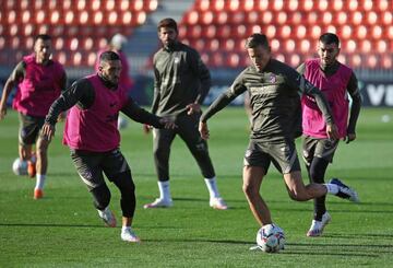 Marcos Llorente trains with his team mates ahead of Atlético Madrid's meeting with Bayern Munich.