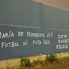 Pintadas contra Guede y la cúpula del Málaga en La Rosaleda