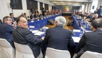 El presidente de la Liga de Fútbol Profesional, Javier Tebas (2i), presidió este mediodía la asamblea general extraordinaria en Valencia.