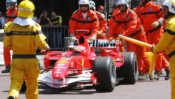 Los comisarios de pista de M&oacute;naco retirar el coche de Schumacher durante la clasificaci&oacute;n del GP de 2006.