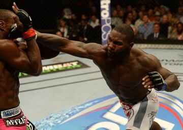 Anthony Johnson golpea a Phil Davis durante el UFC 172celebrado en Baltimore.
