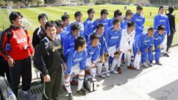 Futbolistas de la regi&oacute;n de Shizuoka. El Atl&eacute;tico fundar&aacute; su escuela en Saga.
 