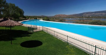 Este complejo deportivo y de ocio, ubicado en la localidad de Buitrago del Lozoya, posee una de las piscinas más grandes de toda la Comunidad de Madrid, ubicada en la margen derecha del embalse de Riosequillo. Lamentablemente, por segundo año consecutivo, la inmensa piscina permanecerá cerrada debido a unas obras que afectan al vaso de la infraestructura.