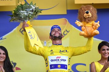 Fernando Gaviria ganó la primera etapa del Tour 2018 y quedó como líder de la carrera, siendo el segundo colombiano en la historia en vestirla. El primero en hacerlo fue Víctor Hugo Peña en 2003.