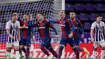 , SPAIN - JANUARY 26: Enis Bardhi of Levante Celebrates 1-1 during the Spanish Copa del Rey match between Real Valladolid v Levante on January 26, 2021 (Photo by David S. Bustamante/Soccrates/Getty Images)