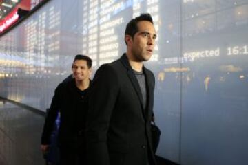 Claudio Bravo en su arribo al aeropuerto de Schwechat junto a Alexis Sánchez.