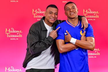 Kylian Mbappé posa junto a su figura de cera el 16 de mayo de 2024 en París.
